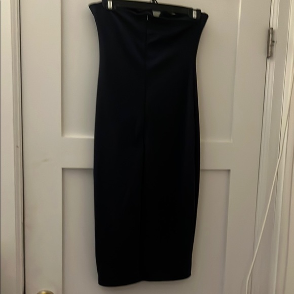 Elegant Black Midi Dress with Button Accents - Picture 2 of 2